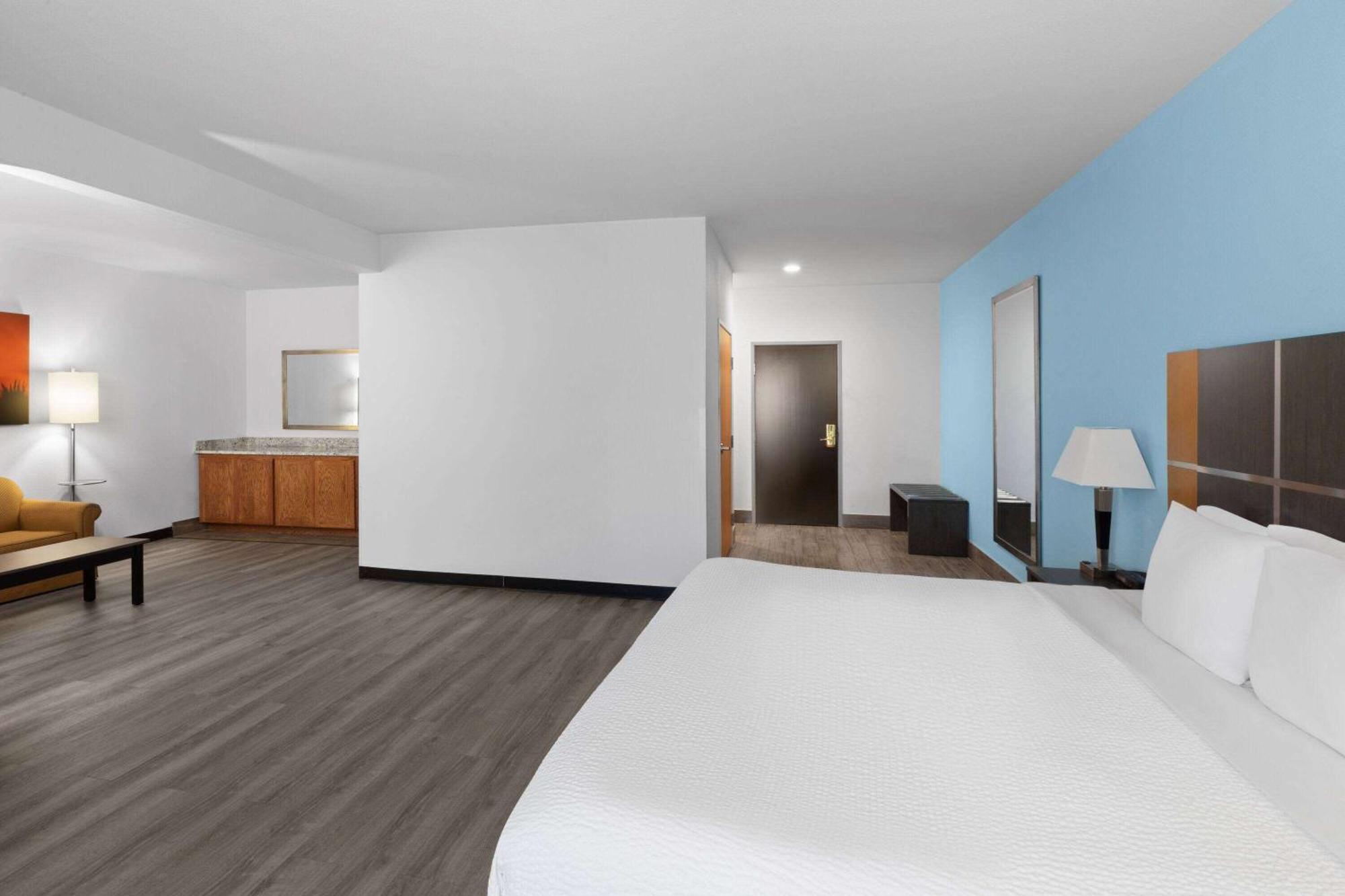 Days Inn & Suites By Wyndham Lubbock Medical Center Zewnętrze zdjęcie